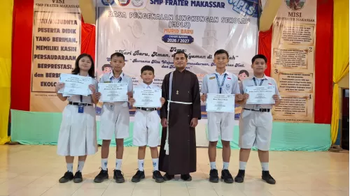 SMP Frater Makassar Berikan Penghargaan kepada Murid Berprestasi di Bidang Akademik dan Nonakademik